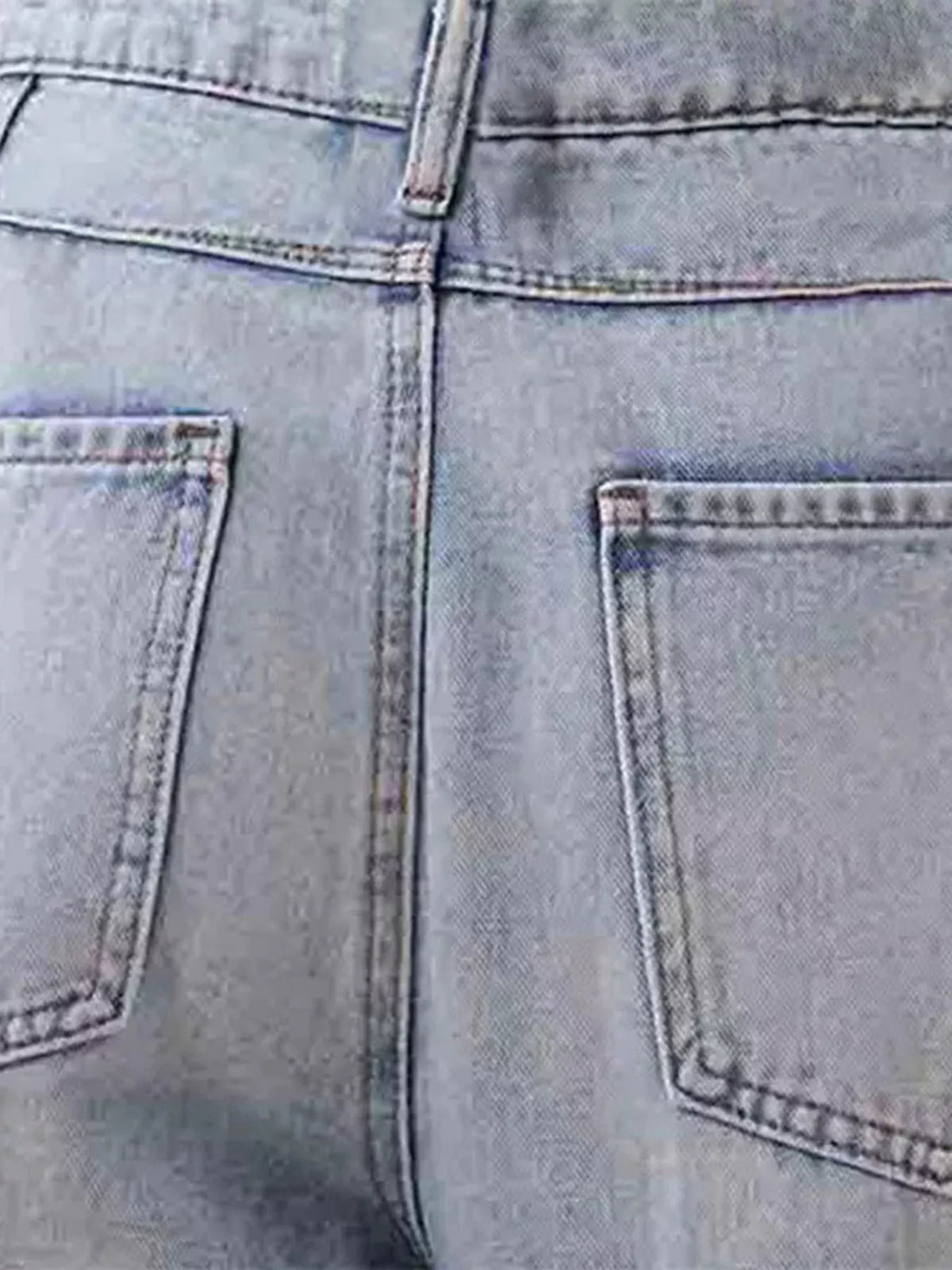 Buttoned high waist on distressed jeans