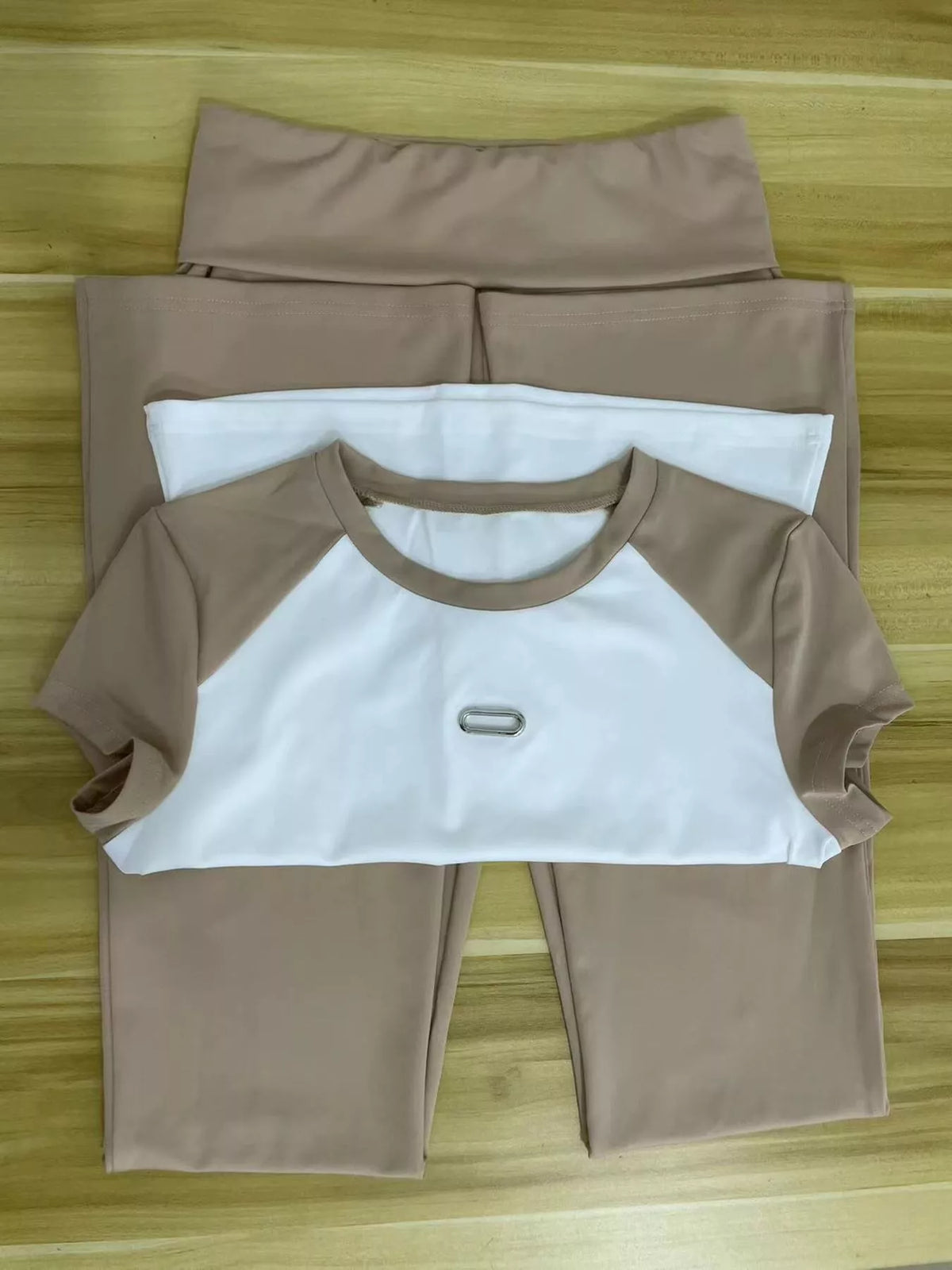 Sporty tee and pants detail