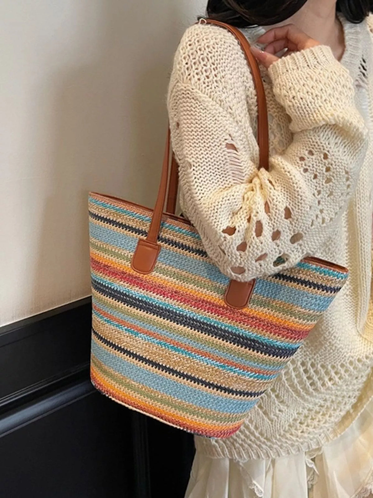 Straw shoulder bag strap detail