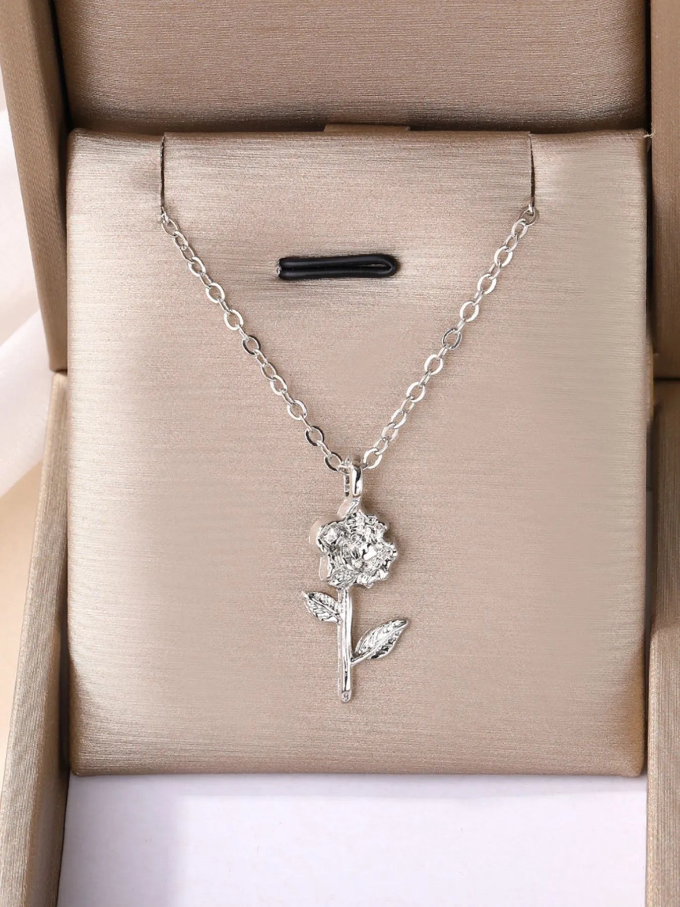 Fashorio Alloy Rose Pendant Necklace