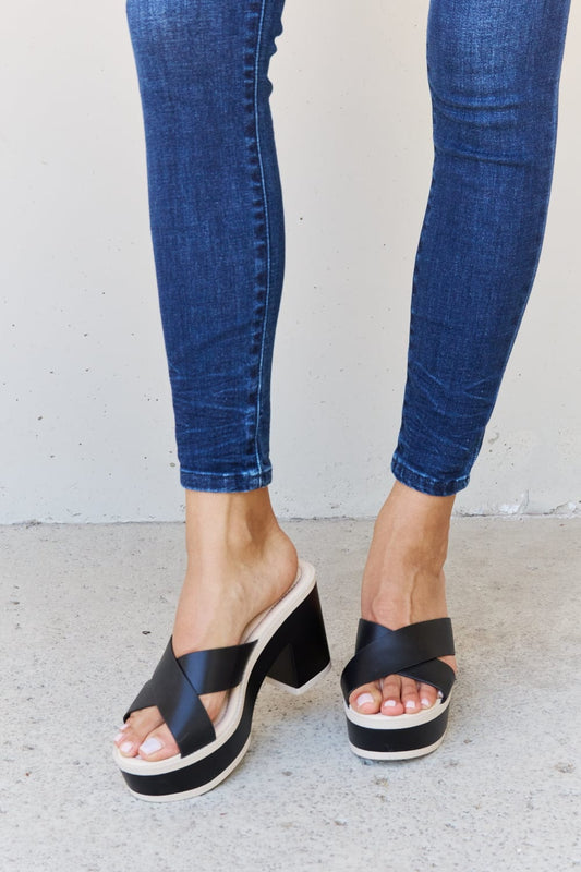Weeboo Cherish The Moments Contrast Platform Sandals in Black Black - Fashorio