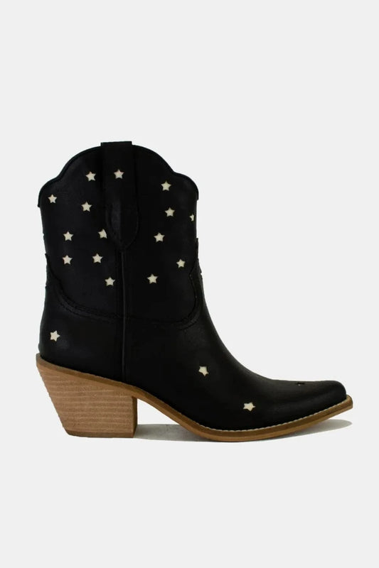 Beast Fashion Faux Leather Star-Shaped Cutouts Point Toe Boots Black - Fashorio