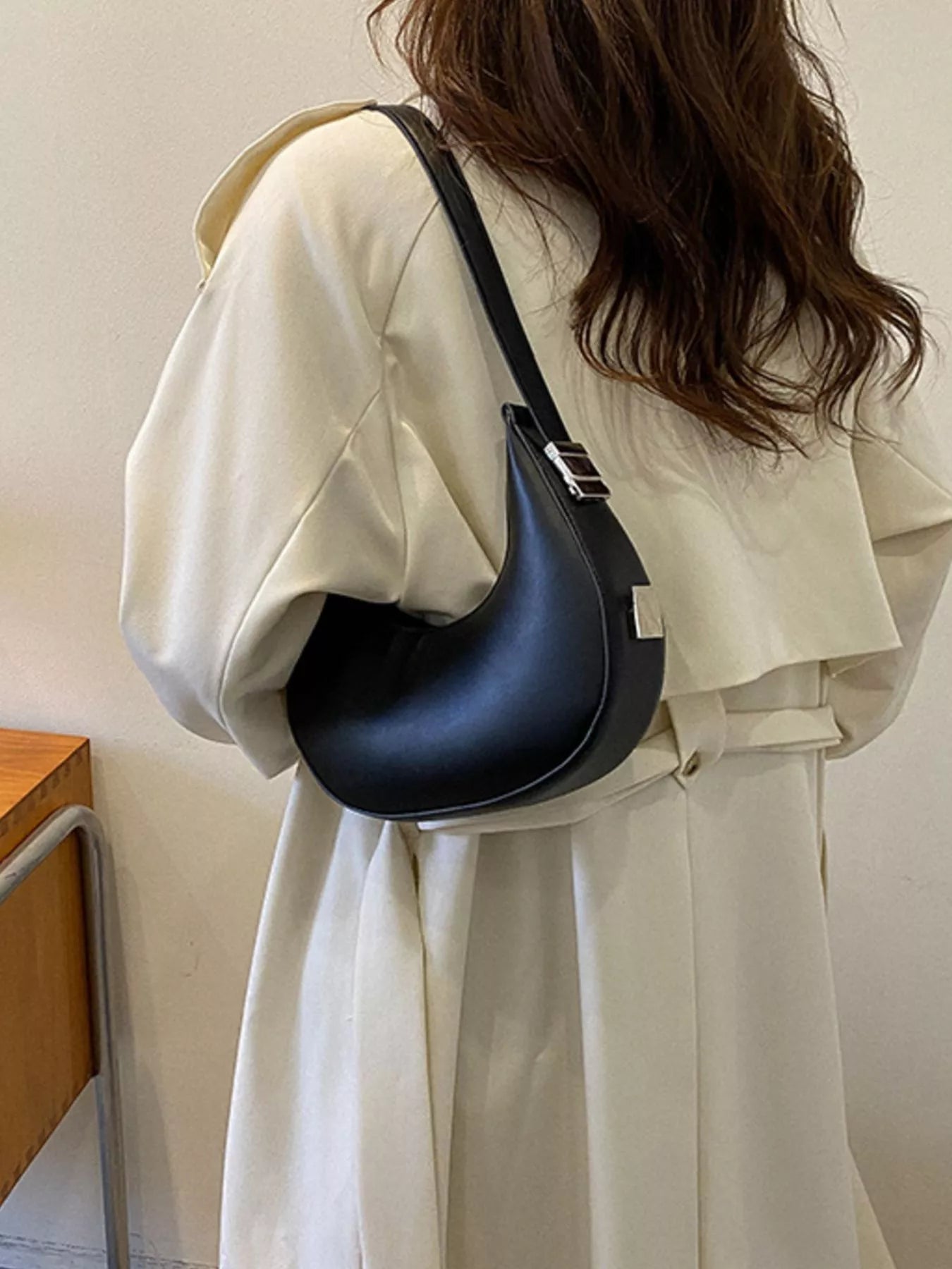 Fashorio Black / onesize Minimalist Crescent Shoulder Bag