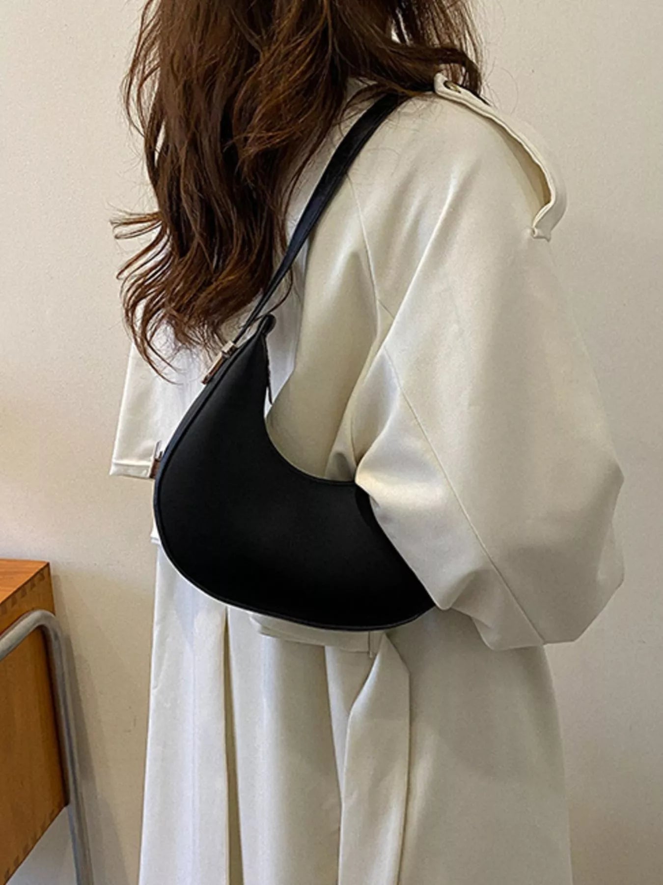 Fashorio Black / onesize Minimalist Crescent Shoulder Bag