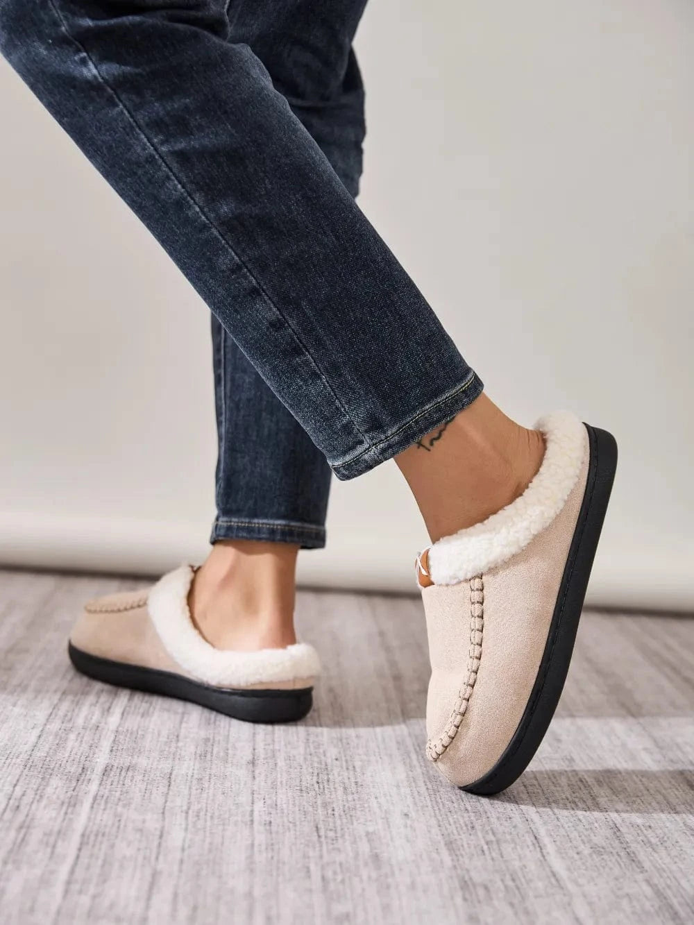 Fashorio Contrast Round Toe Flat Slippers