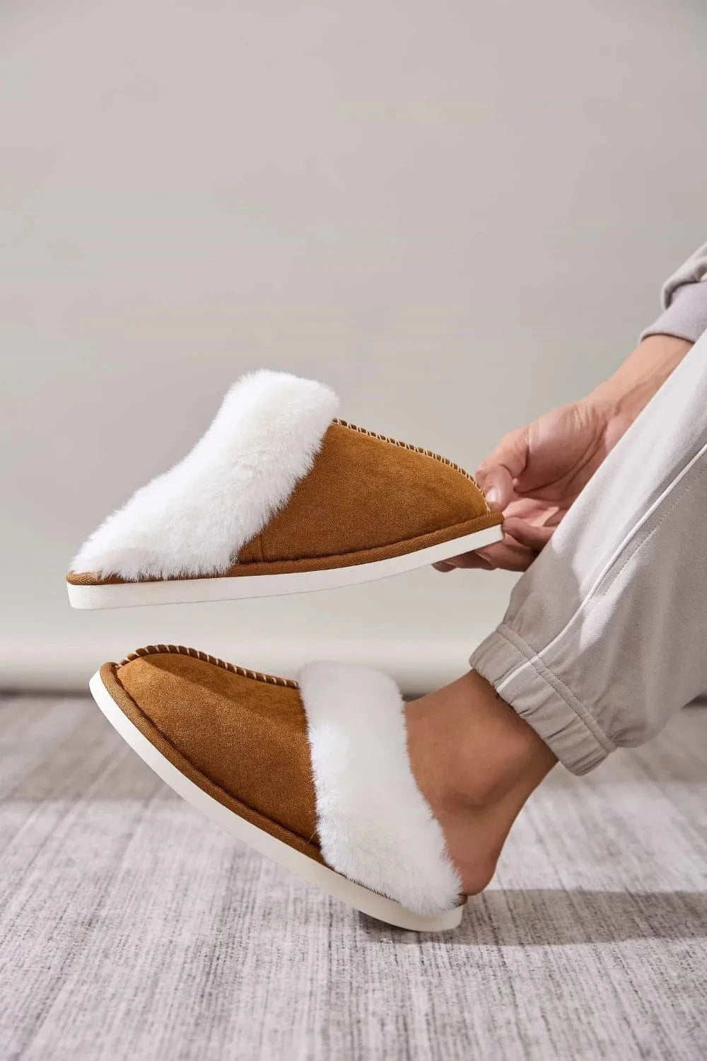 Faux Fur Round Toe Slippers - Fashorio