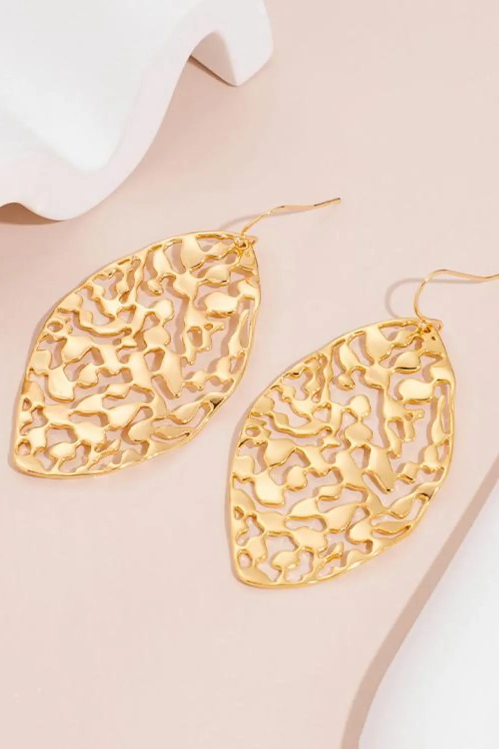 Fashorio Gold / One Size Brass Cutout Leaf Shape Earrings