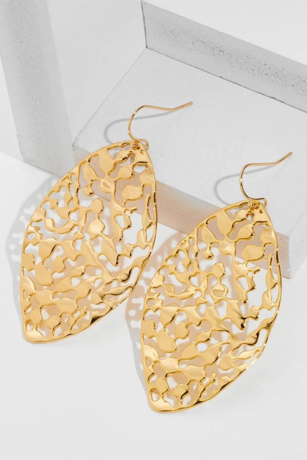 Fashorio Gold / One Size Brass Cutout Leaf Shape Earrings