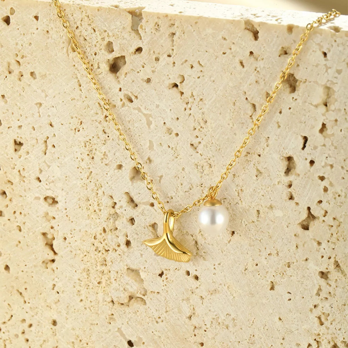 Fashorio Gold / One Size Pearl & Shell Pendant Necklace