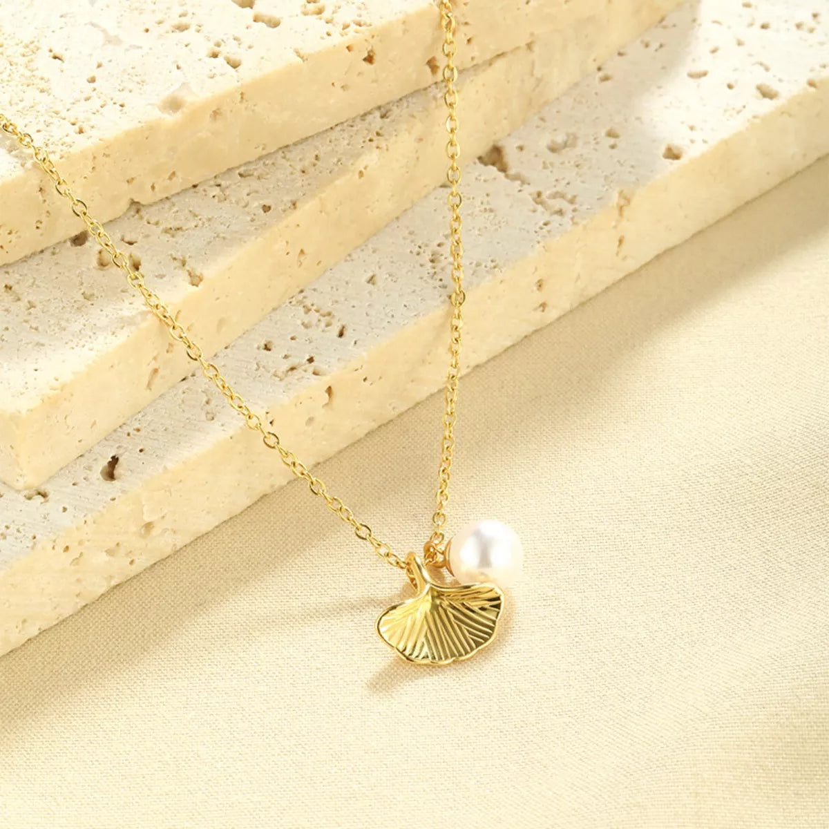 Fashorio Gold / One Size Pearl & Shell Pendant Necklace