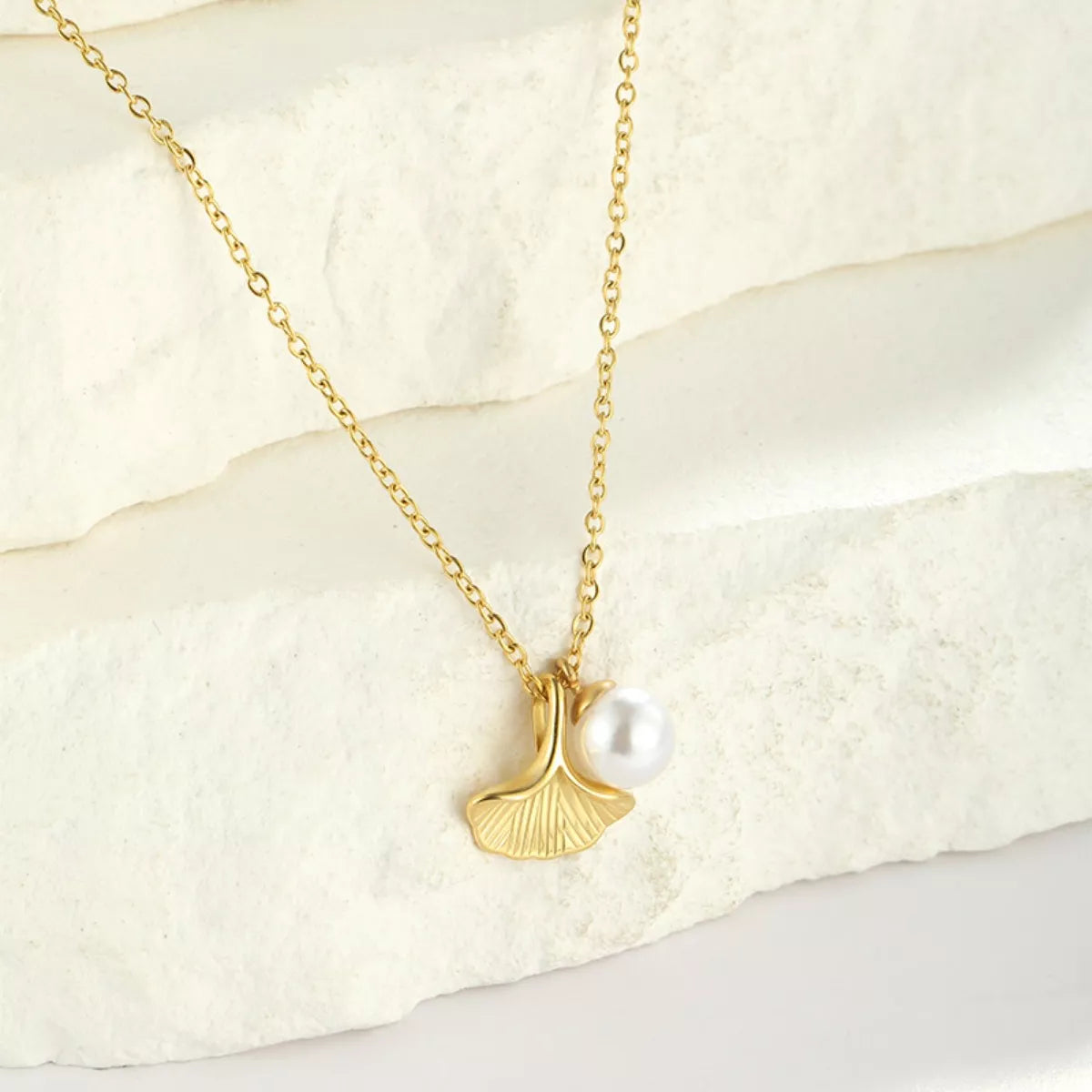 Fashorio Gold / One Size Pearl & Shell Pendant Necklace