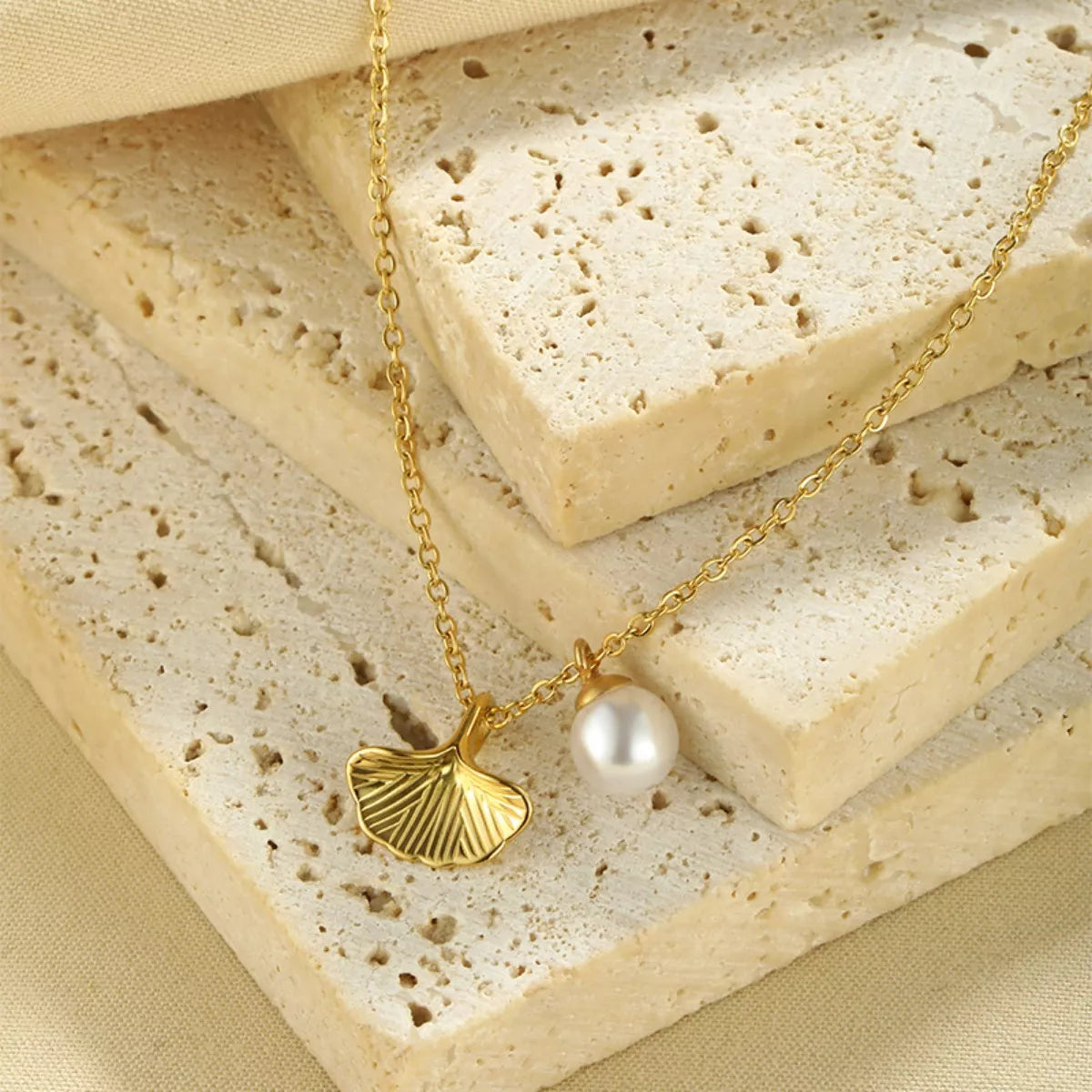 Fashorio Gold / One Size Pearl & Shell Pendant Necklace
