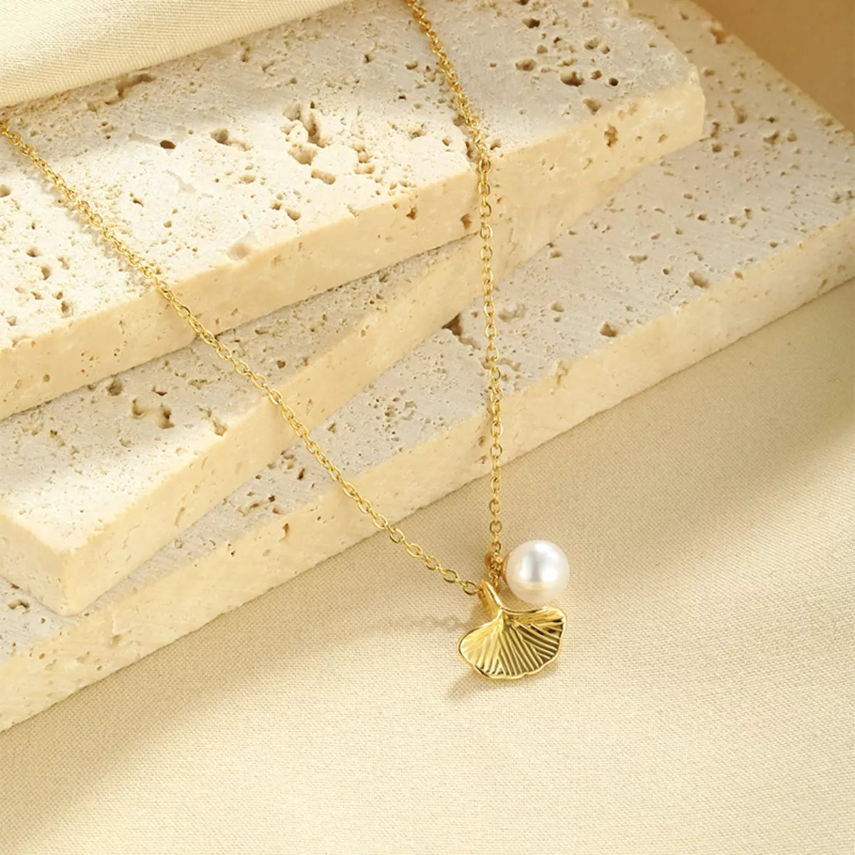Fashorio Gold / One Size Pearl & Shell Pendant Necklace