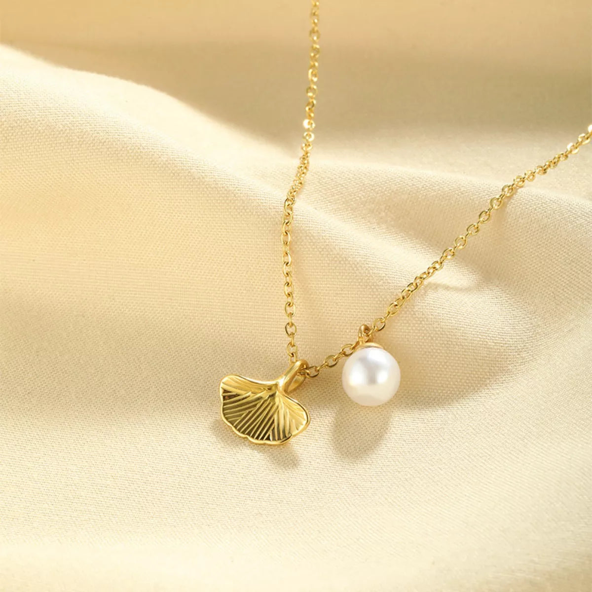 Fashorio Gold / One Size Pearl & Shell Pendant Necklace