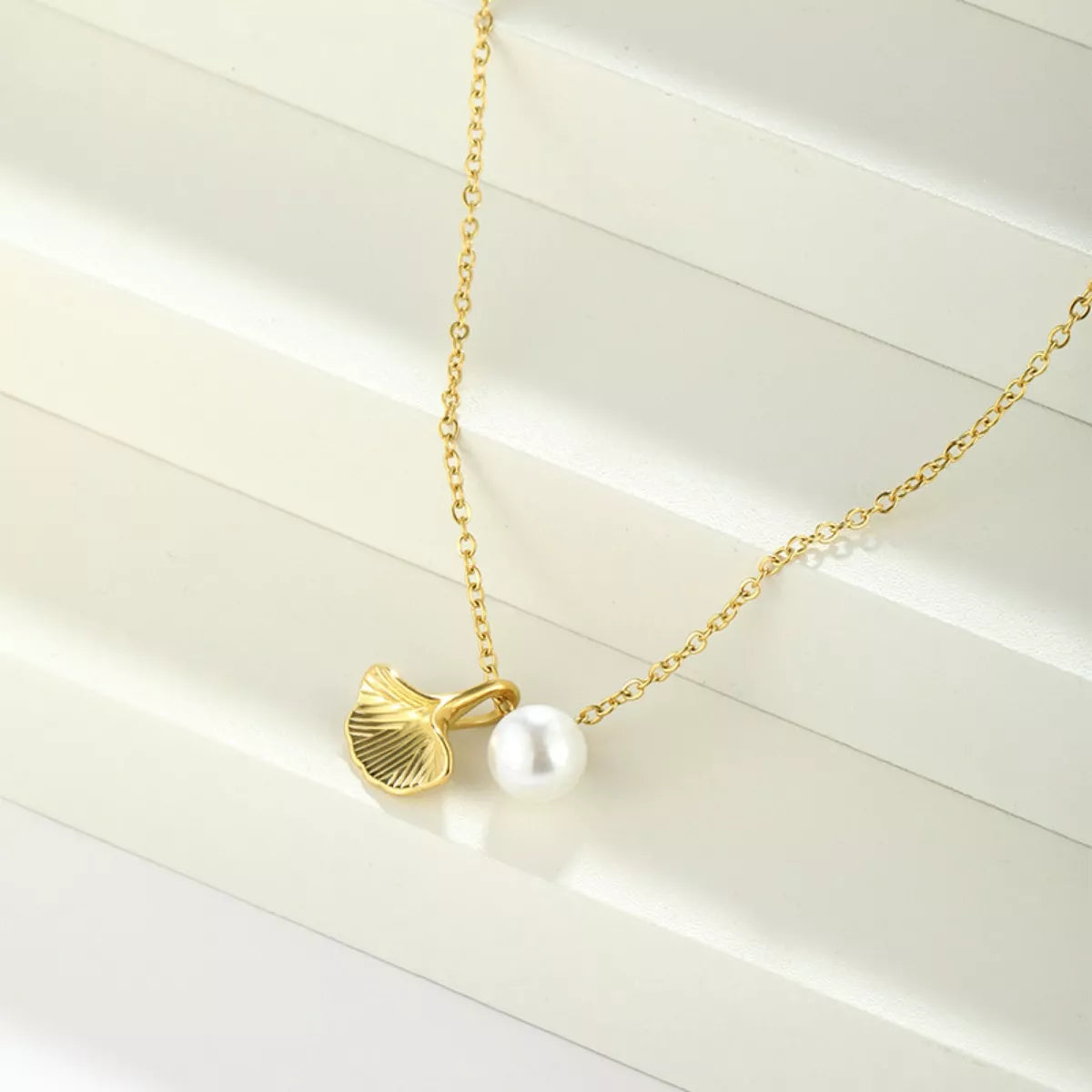 Fashorio Gold / One Size Pearl & Shell Pendant Necklace