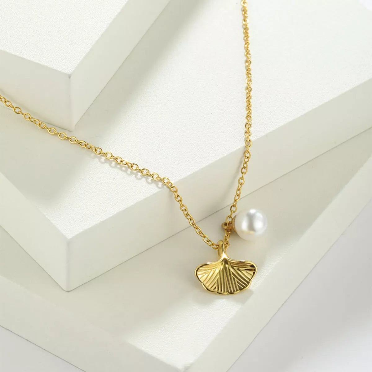 Fashorio Gold / One Size Pearl & Shell Pendant Necklace