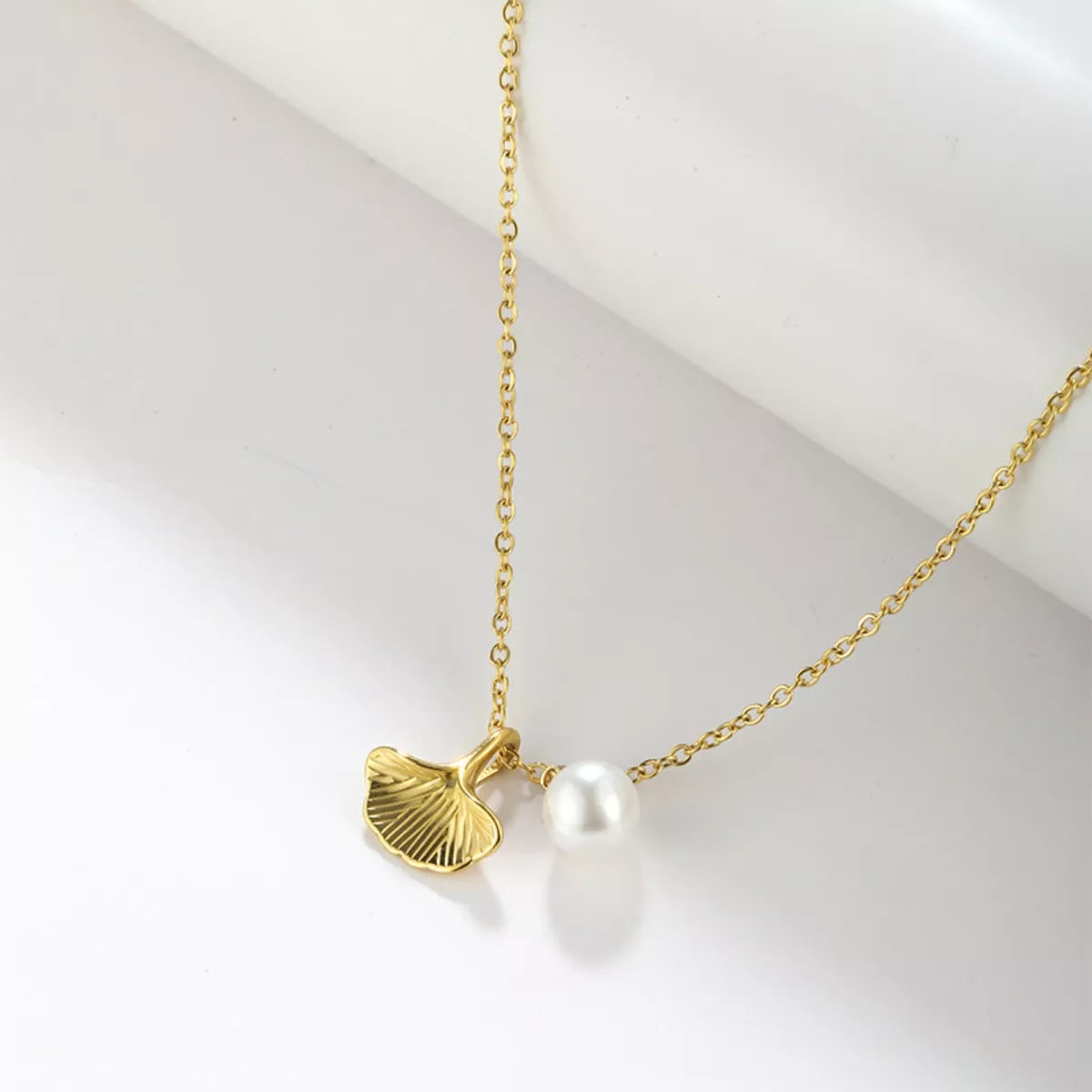Fashorio Gold / One Size Pearl & Shell Pendant Necklace