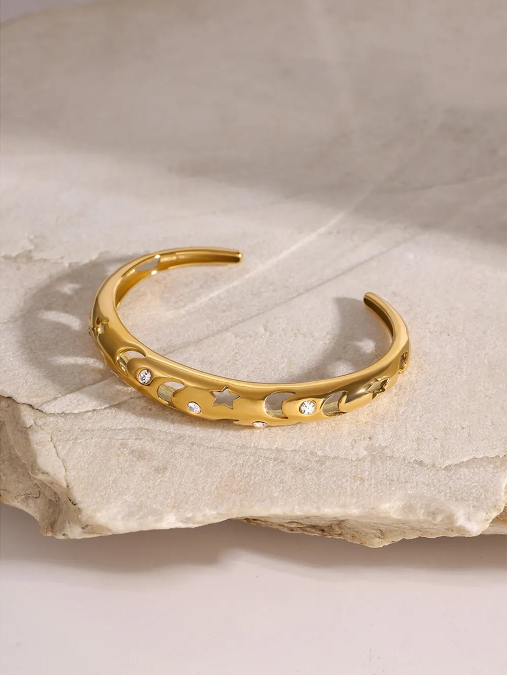 Fashorio Gold / One Size Stainless Steel Inlaid Rhinestone Cutout Bracelet