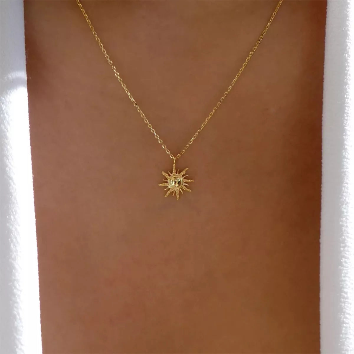 Fashorio Gold / One Size Sunburst Pendant Necklace