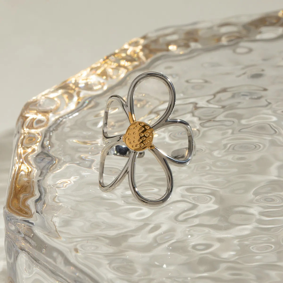 Fashorio Gold / One Size Two-Tone Daisy Flower Ring