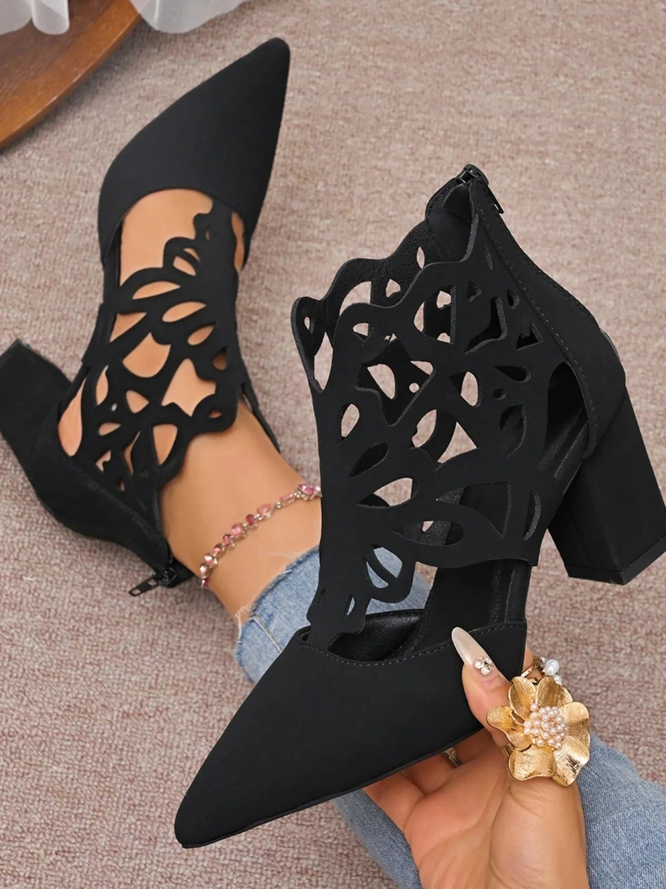 Fashorio Pumps Pointed Toe Cut-Out Block Heel Pumps