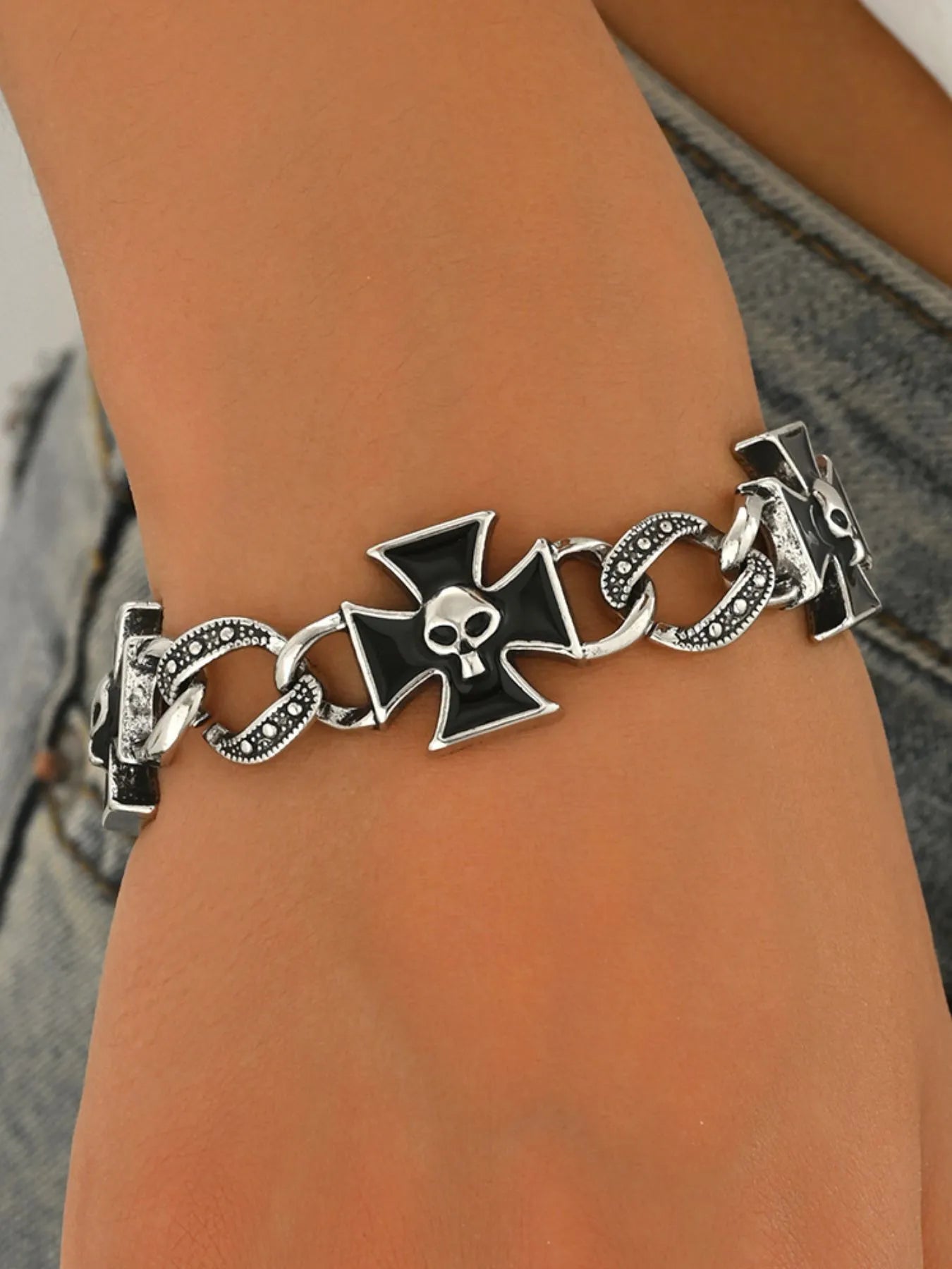 Fashorio Silver / One Size Gothic Skull Cross Chain Bracelet