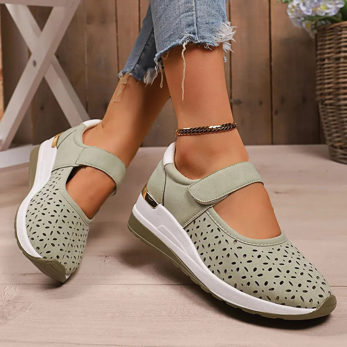 Fashorio Sneakers Round Toe Wedge Sneakers