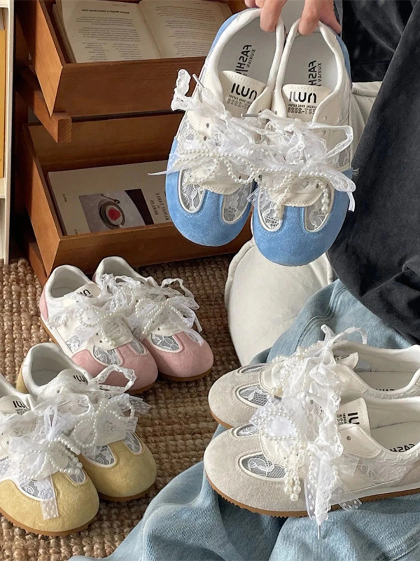 Fashorio Sneakers Vintage Lace Ribbon Sneakers