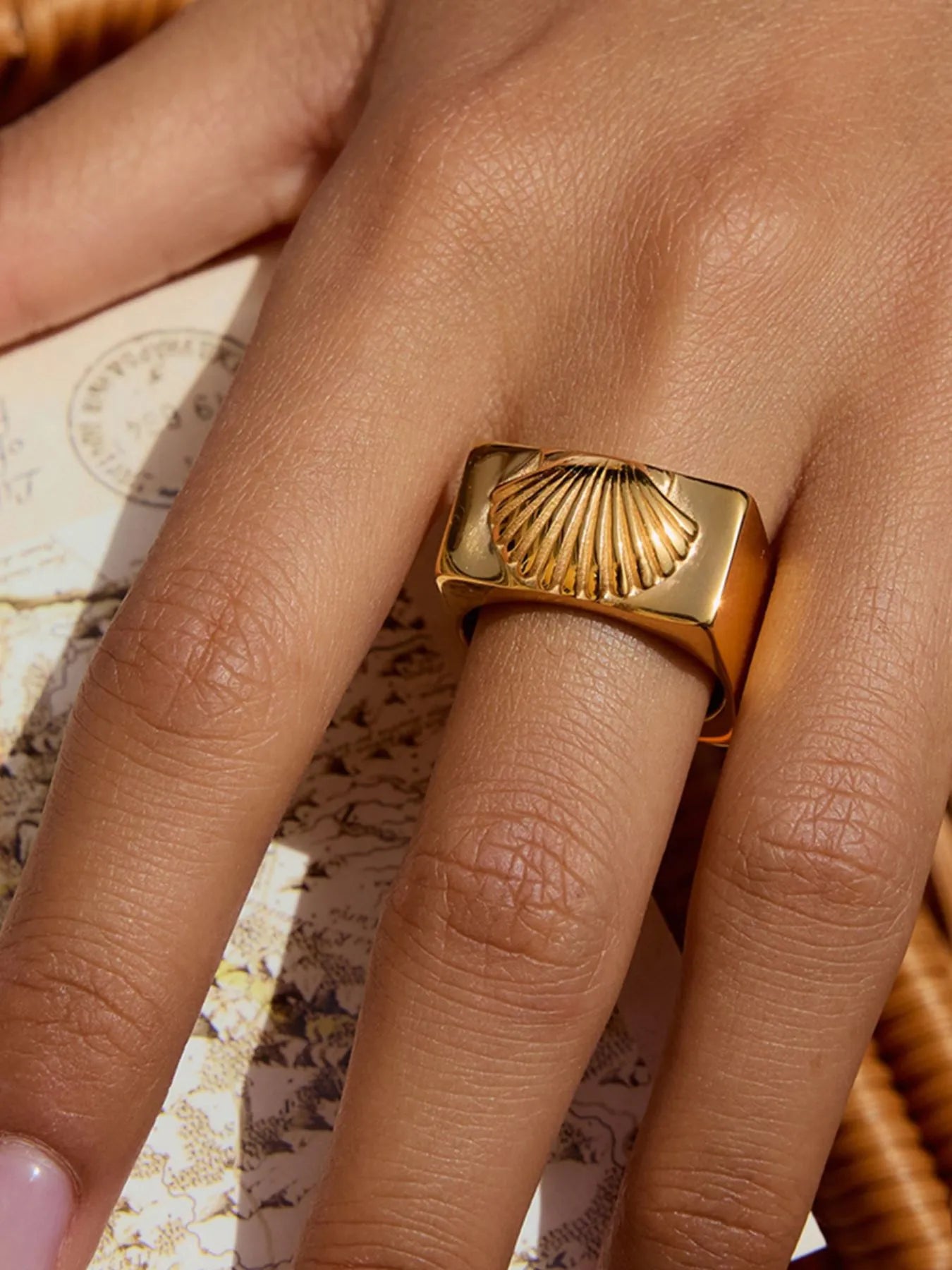 Fashorio Vintage Shell Pattern Gold Signet Ring