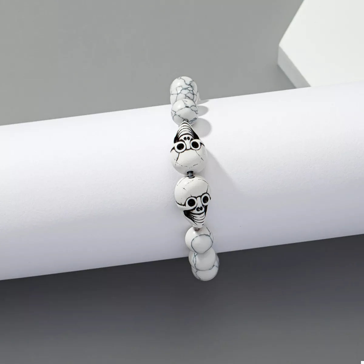 Fashorio White / onesize Halloween Skull Beaded Bracelet