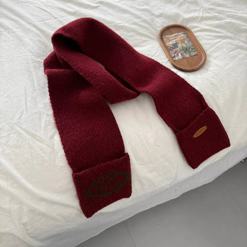 Knitted scarf with pockets in red