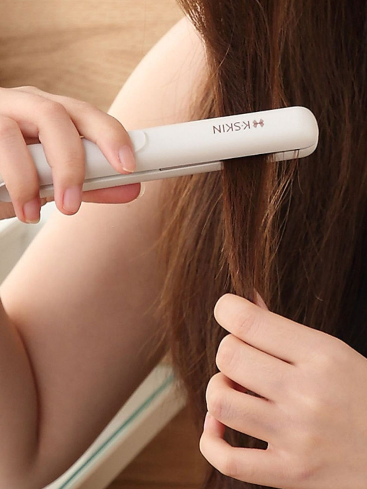 Mini straightener power cord detail