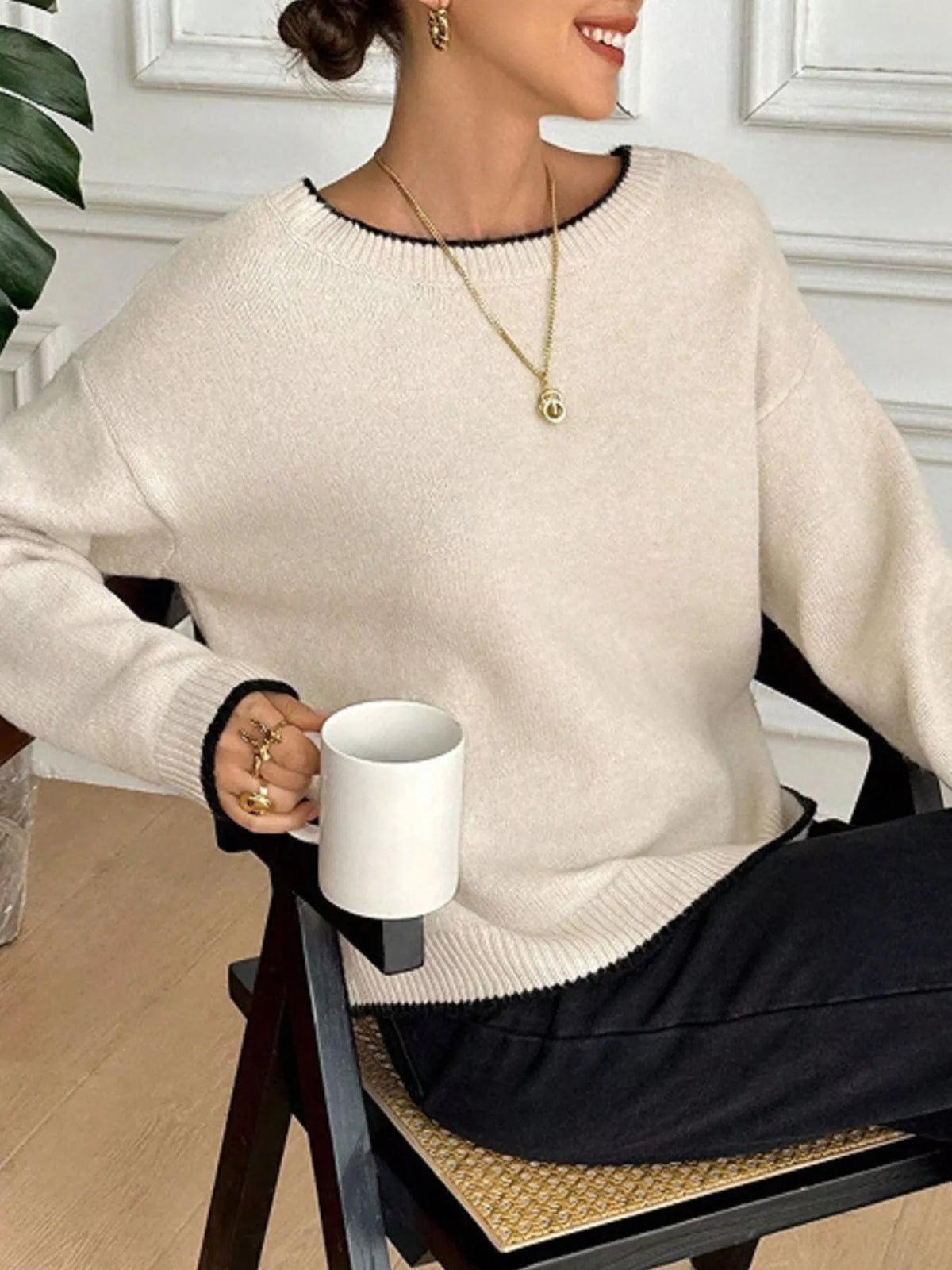 Round neck sweater with back bow side view