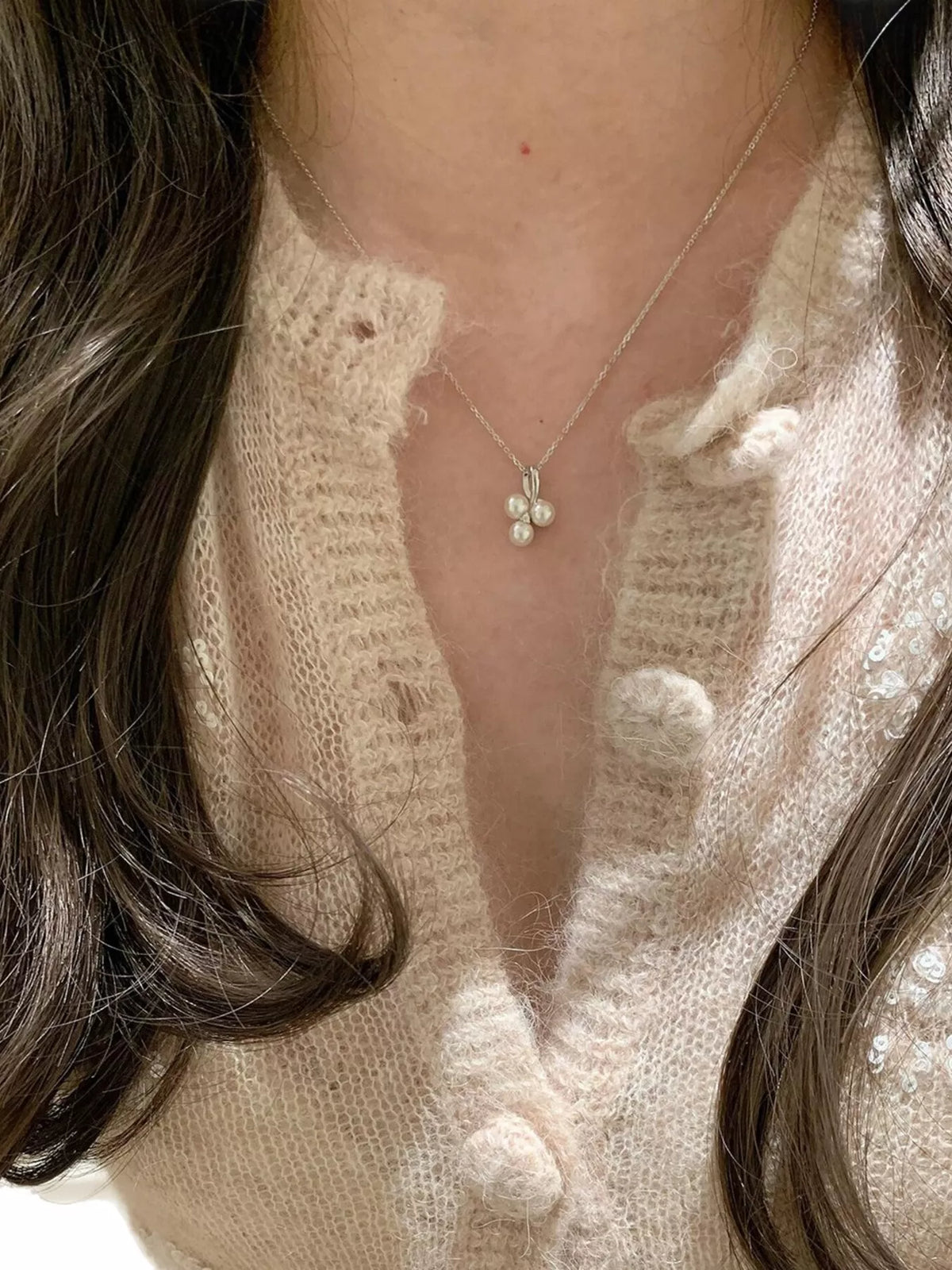 Pearl pendant necklace on neck