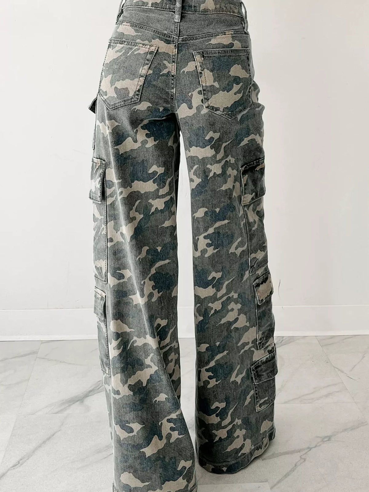 Camouflage cargo jeans pocket detail