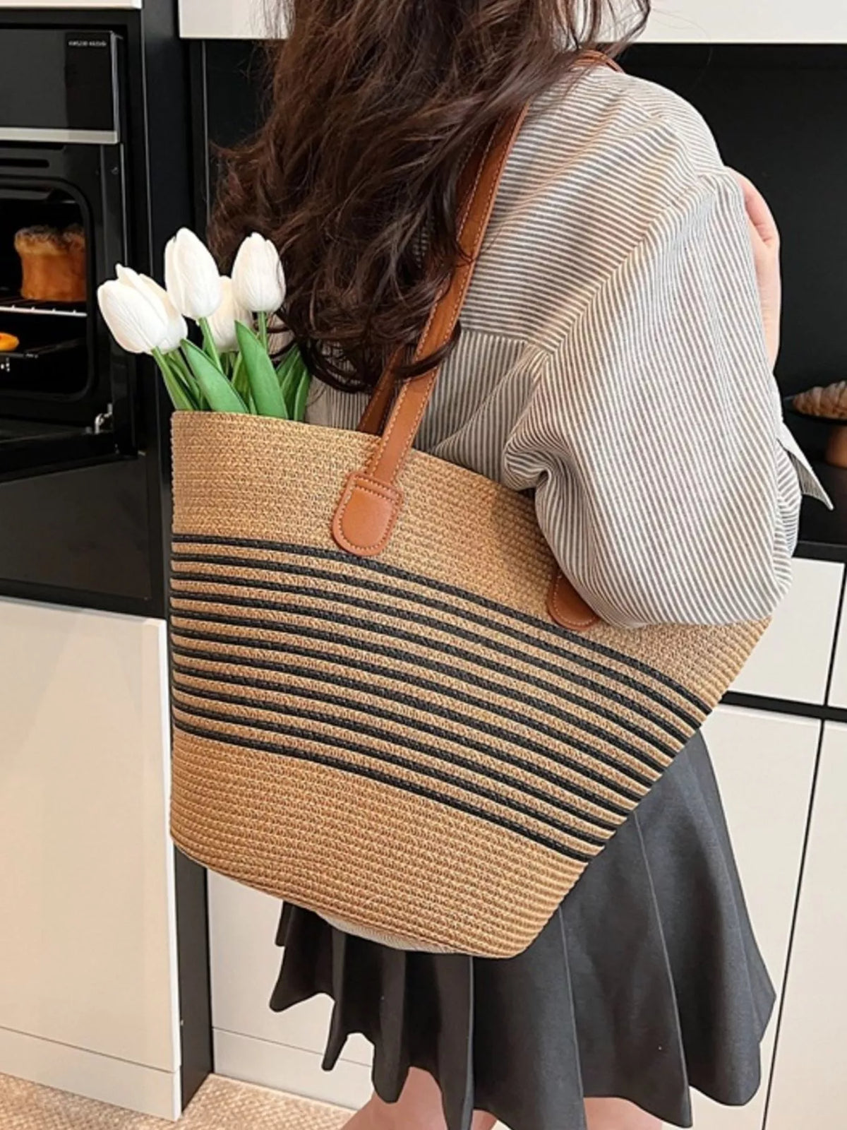 Straw shoulder bag black stripe close up
