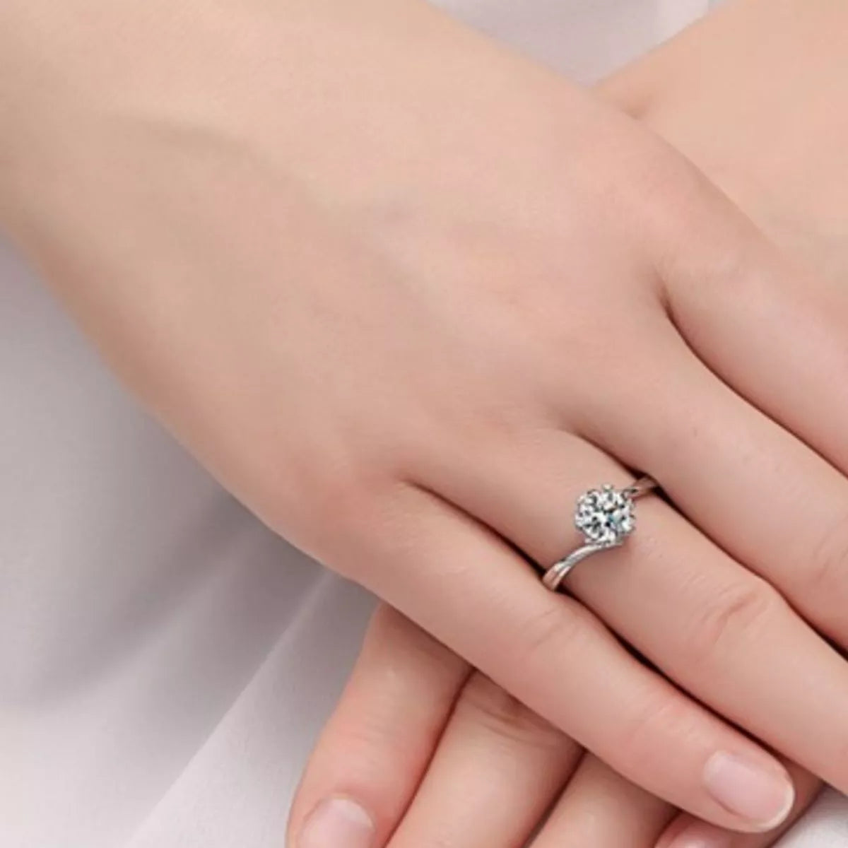 Side profile of the moissanite solitaire ring