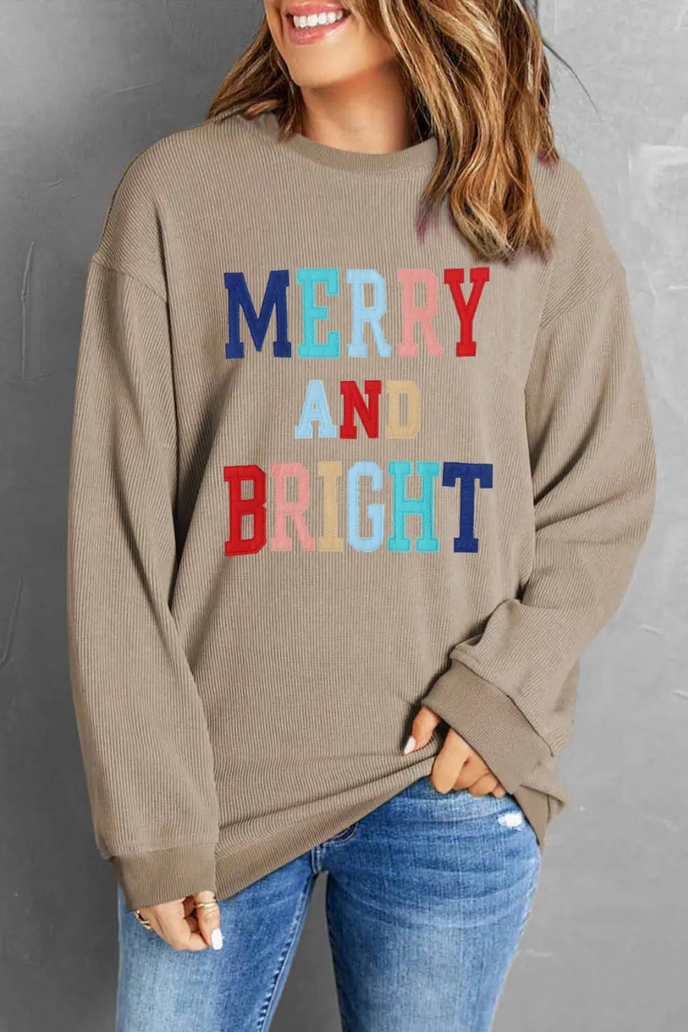 SYNZ Camel / S MERRY AND BRIGHT Graphic Sweatshirt