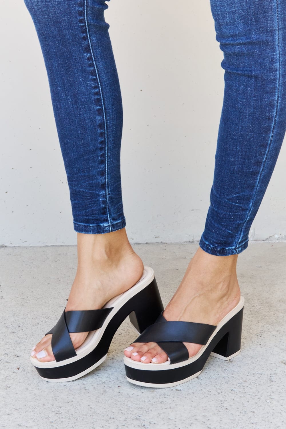Weeboo Weeboo Cherish The Moments Contrast Platform Sandals in Black