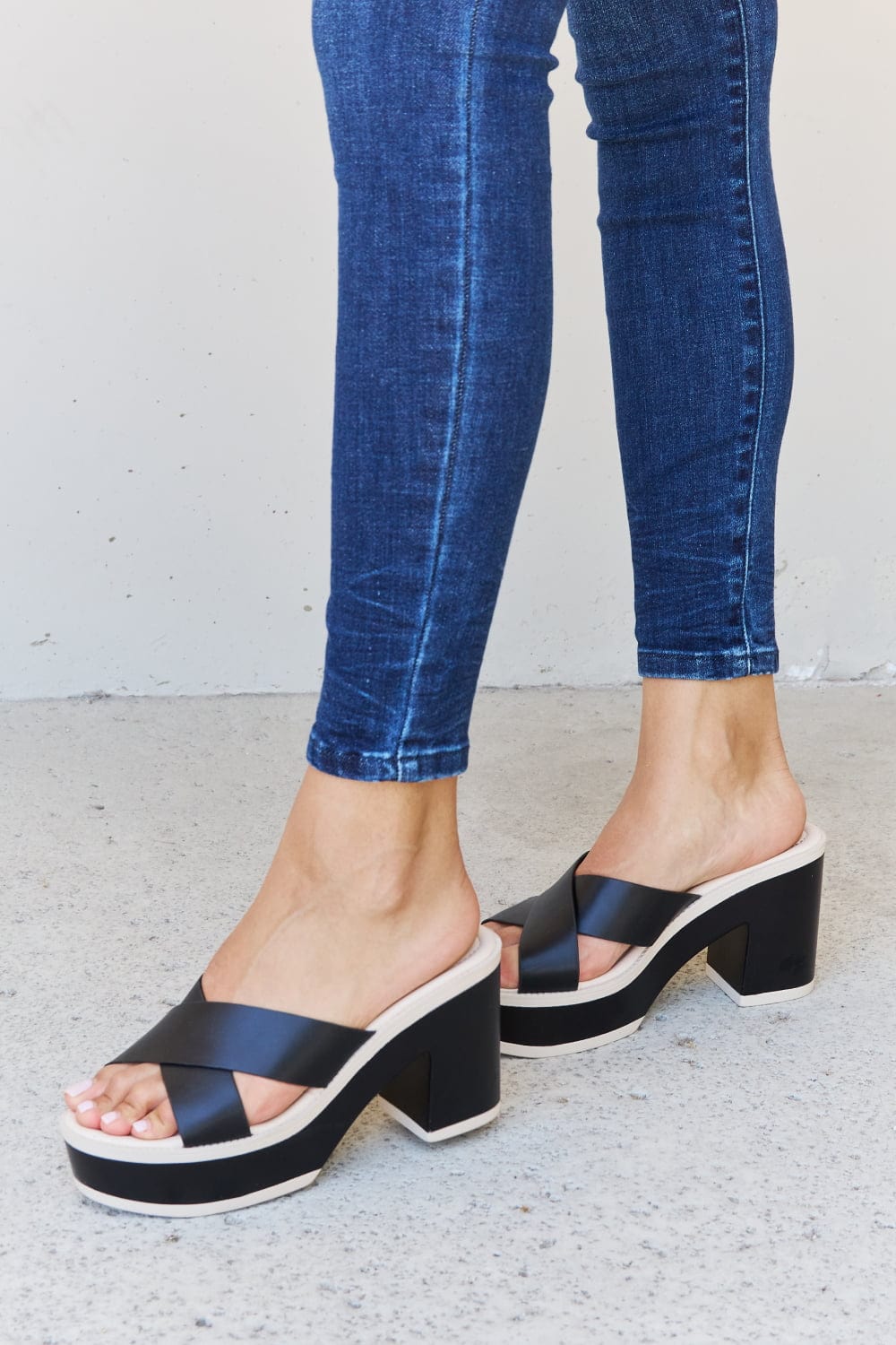 Weeboo Weeboo Cherish The Moments Contrast Platform Sandals in Black