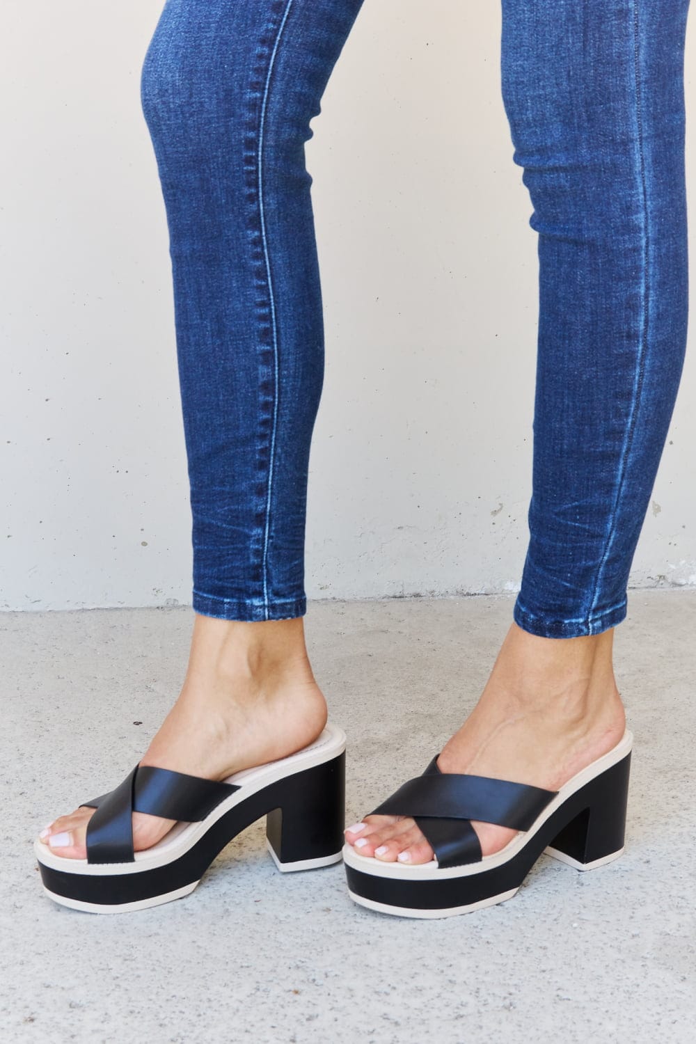 Weeboo Weeboo Cherish The Moments Contrast Platform Sandals in Black
